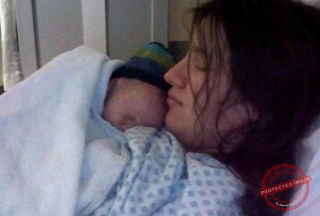 Alice gần như đã ngủ say trong suốt quá trình sinh nở của mình.