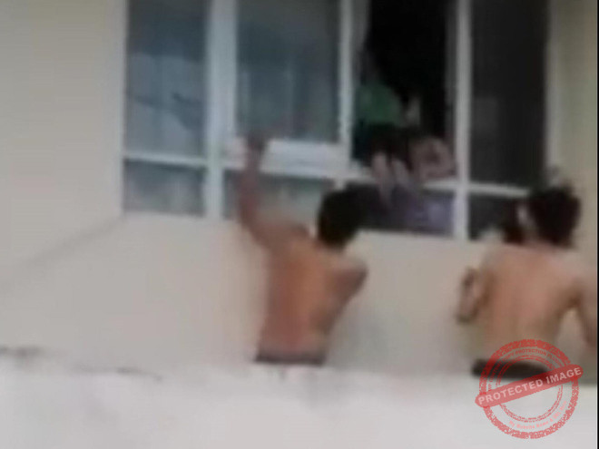 Bé trai 3 tuổi một mình leo ra cửa sổ tầng 11 chung cư, người dân hốt hoảng đập cửa mẹ mới chạy ra bế vào