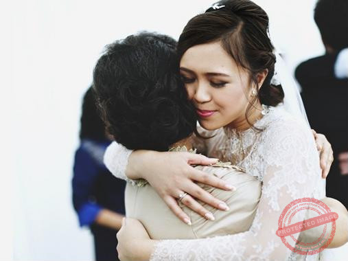 Vì vẫn sống gần nhà, vẫn có chung nền văn hóa, các mối quan hệ nên các cô dâu mới sẽ thấy cuộc sống hôn nhân dễ chịu, bớt áp lực hơn nhiều – Ảnh minh họa: Internet